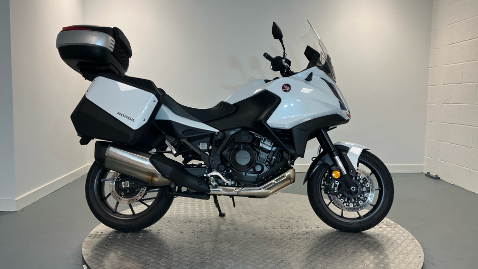 Honda NT1100 Manual (22 Model Year)